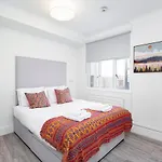 \' Luxury & Spacious Airconditioned 4 Bed 4 Bath Apartment \'